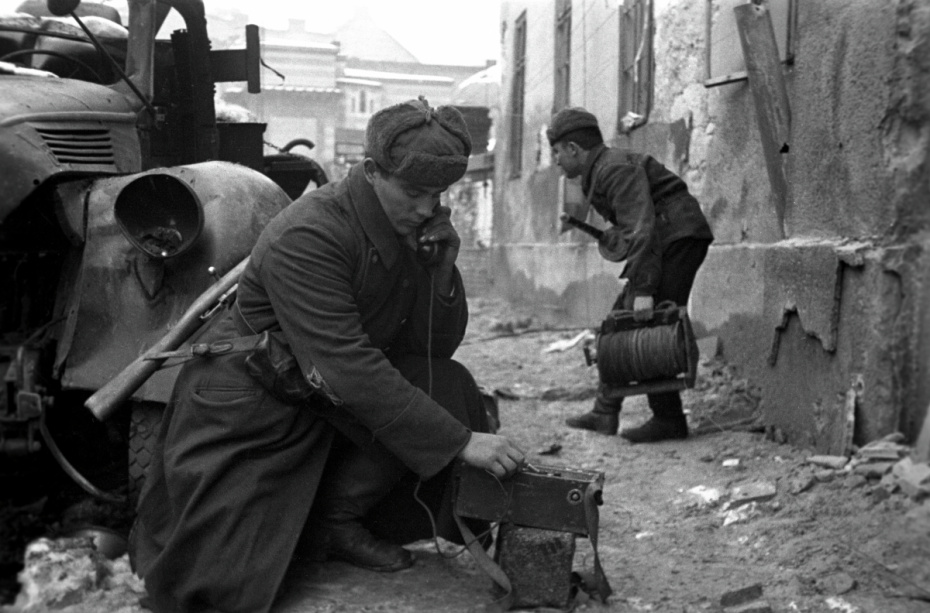 Великая Отечественная война 1941–1945 гг. Советский связист устанавливает телефонную связь