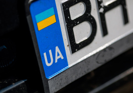 Депутат Рады прятал деньги в элитных машинах