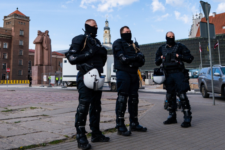 Сотрудники полиции стоят в оцеплении на несанкционированном митинге против сноса памятника советским воинам-освободителям Советской Латвии от немецко-фашистских захватчиков в Риге, 2022 год
