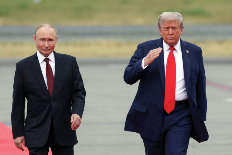 Президент РФ Владимир Путин и президент США Дональд Трамп (справа) во время встречи на военной базе Элмендорф-Ричардсон на Аляске