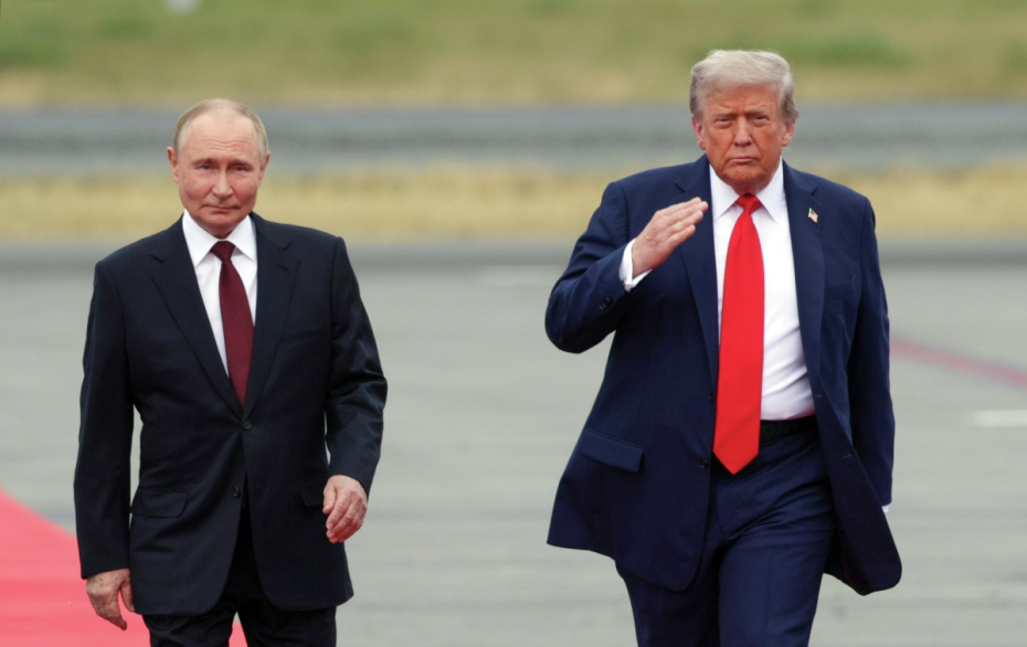 Президент РФ Владимир Путин и президент США Дональд Трамп (справа) во время встречи на военной базе Элмендорф-Ричардсон на Аляске