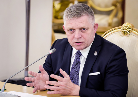 «Становится на колени»: Фицо раскритиковал Джонсона как стратега