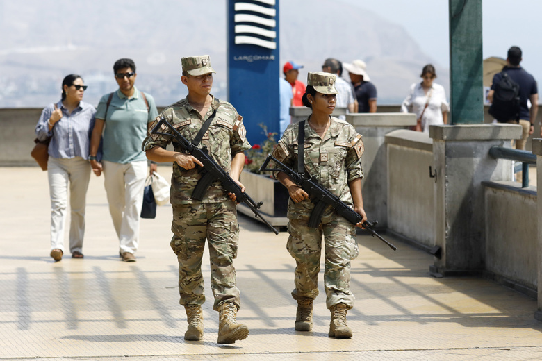 Cолдаты патрулируют улицы в Лиме, ​​Перу