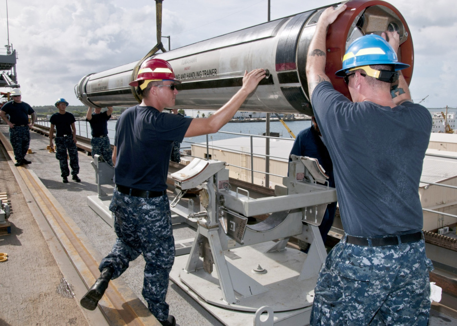 Матросы и военные моряки, приписанные к подводной лодке USS Frank Cable (AS 40), поддерживают учебный стенд по загрузке и обслуживанию капсульной системы запуска (CLS) «Томагавк» во время его установки