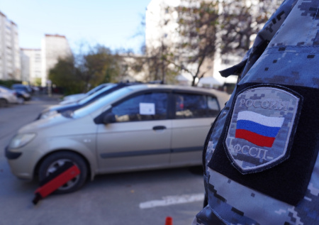 Десятки блокираторов колес установили должникам в российском городе