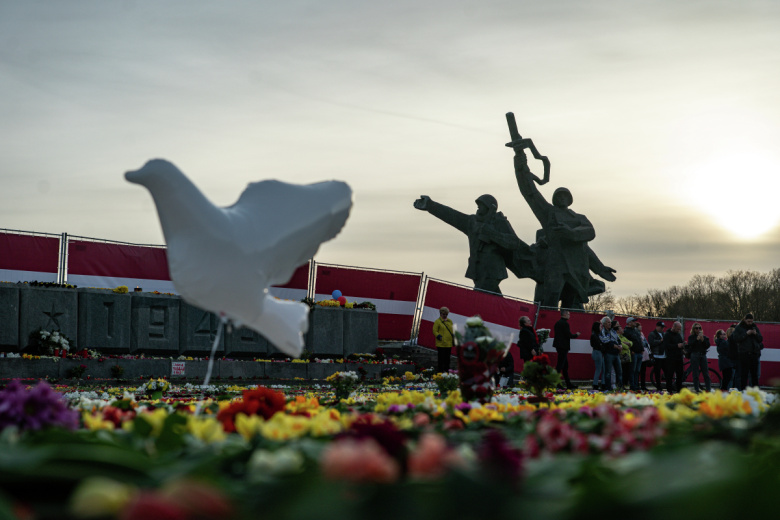 Цветы у мемориального комплекса «Памятник воинам Советской армии — освободителям Советской Латвии и Риги от немецко-фашистских захватчиков» в Риге, 2022 год
