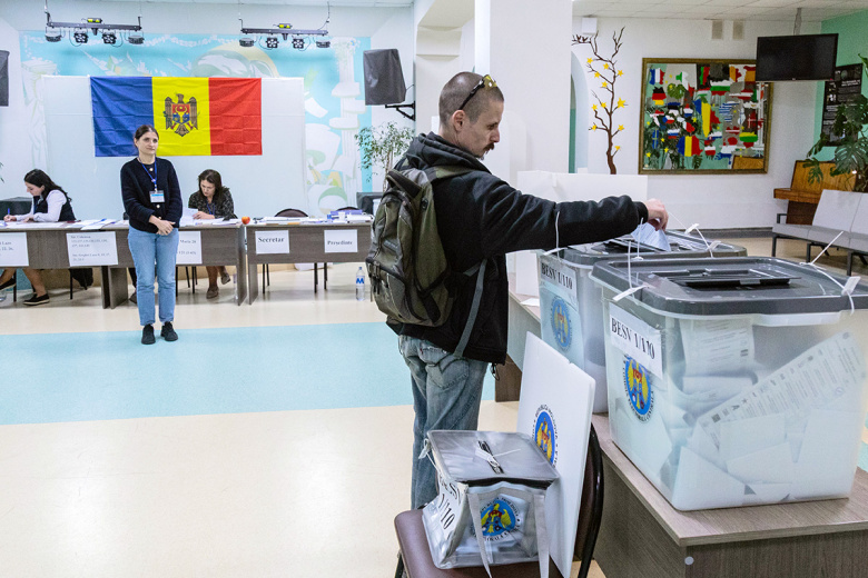 Избиратель во время выборов в Молдавии