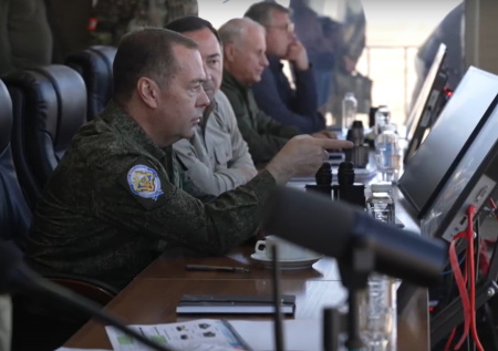 Медведев посетил полигон Капустин Яр