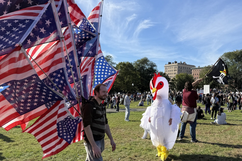 Участники акции протеста «Нет королям» в парке Бостон Коммон. В США противники политики президента Дональда Трампа вновь призвали к общенациональным протестам