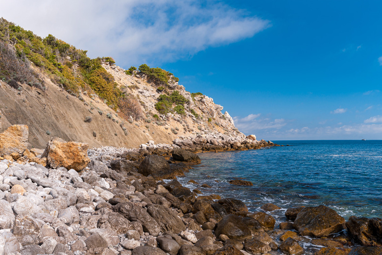 Пляж на мысе Мартьян в Крыму