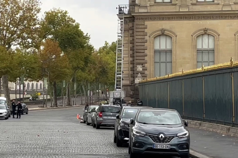 Подъемник у здания Лувра в Париже, который воры использовали, чтобы проникнуть в музей