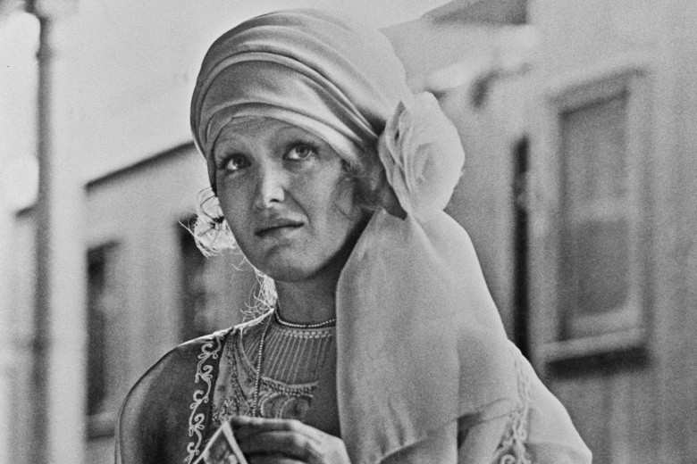Актриса Елена Соловей в роли Ольги Вознесенской в художественном фильме режиссера-постановщика Никиты Михалкова «Раба любви»
