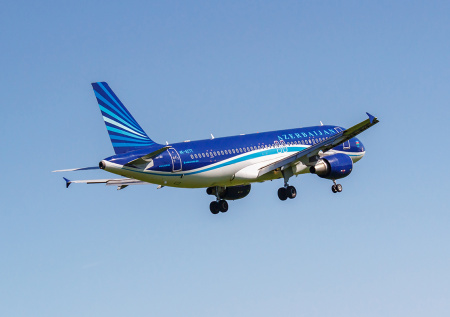 Появились кадры выкатившегося за пределы взлетной полосы самолета AZAL