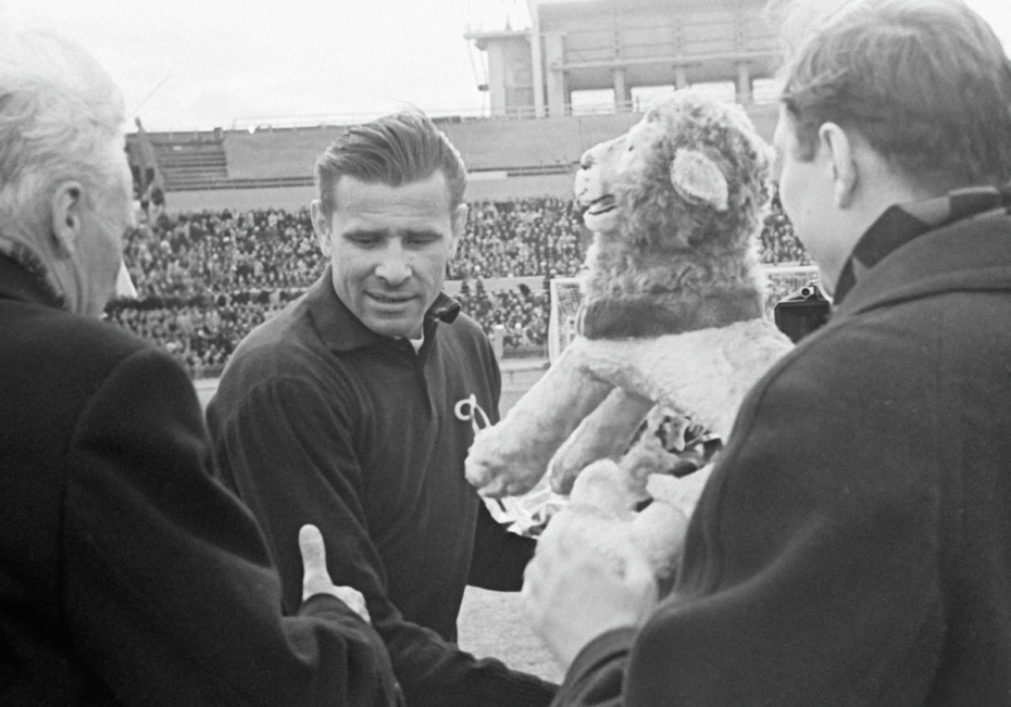 Лев Яшин получает приз, 1964 год