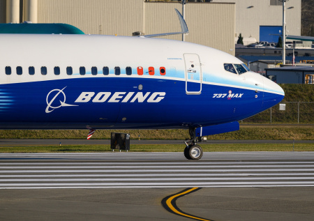 Космический объект пробил лобовое стекло Boeing 737 MAX