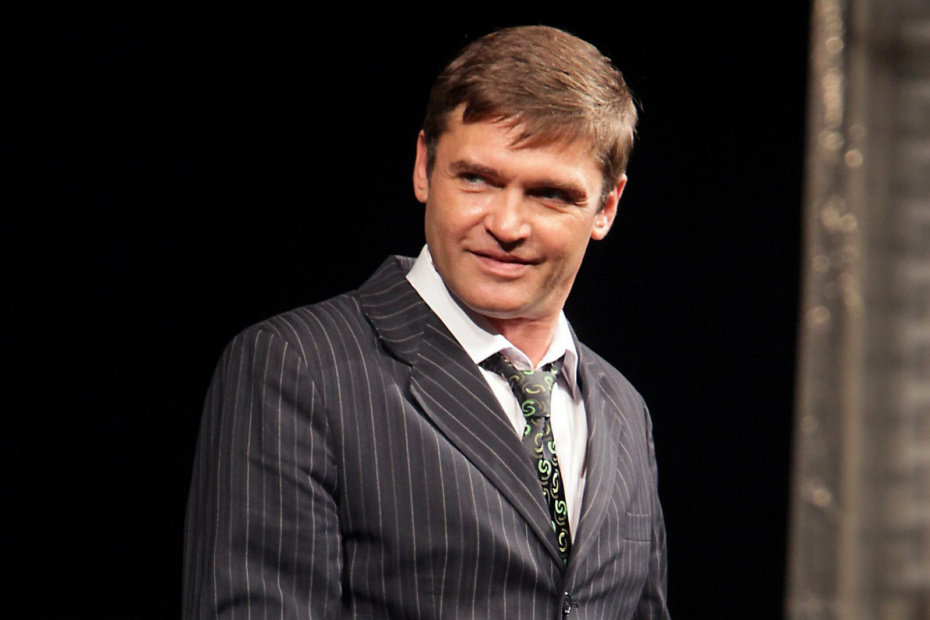 Игорь Лифанов в спектакле режиссера Павла Урсула «Женщина над нами» по пьесе Алексея Слаповского на сцене Государственного академического театра им. Евгения Вахтангова