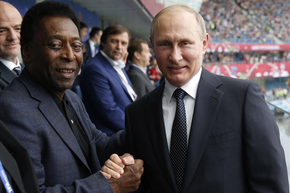 Бразильский футболист Пеле и президент РФ Владимир Путин (слева направо) перед началом матча группового этапа Кубка конфедераций FIFA 2017