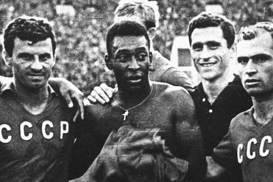Пеле после товарищеского матча с командой СССР на стадионе «Лужники», 1965 год