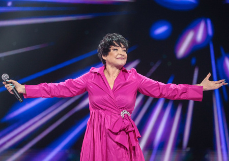 «Без слез не взглянешь»: Лолиту захейтили за танцы на сцене