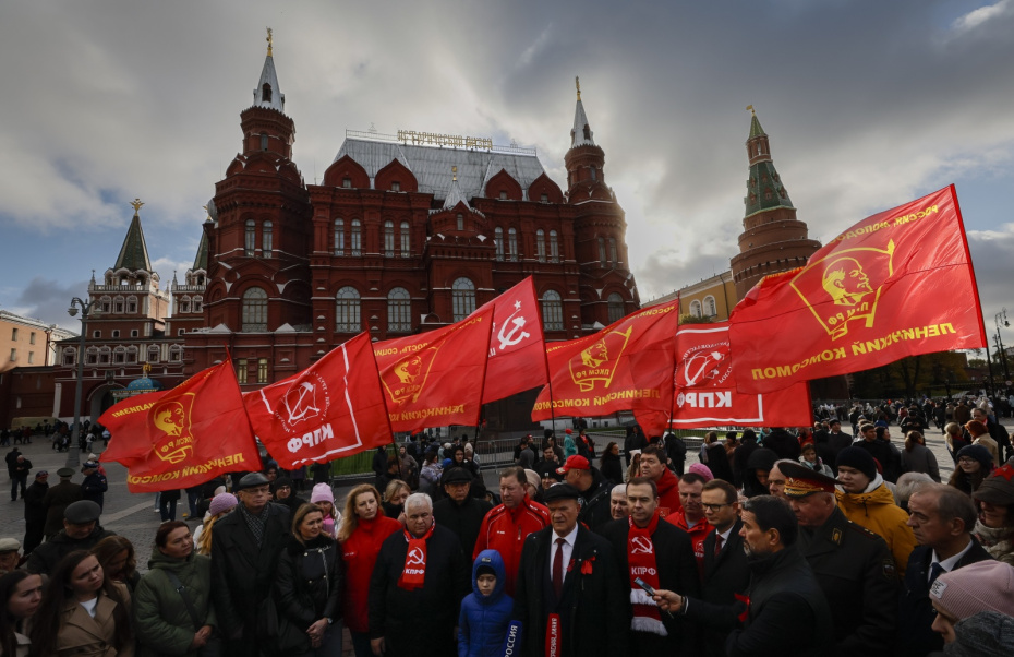 Церемония возложения цветов и венков к Мавзолею В. И. Ленина на Красной площади в честь 106-й годовщины со дня основания Ленинского комсомола