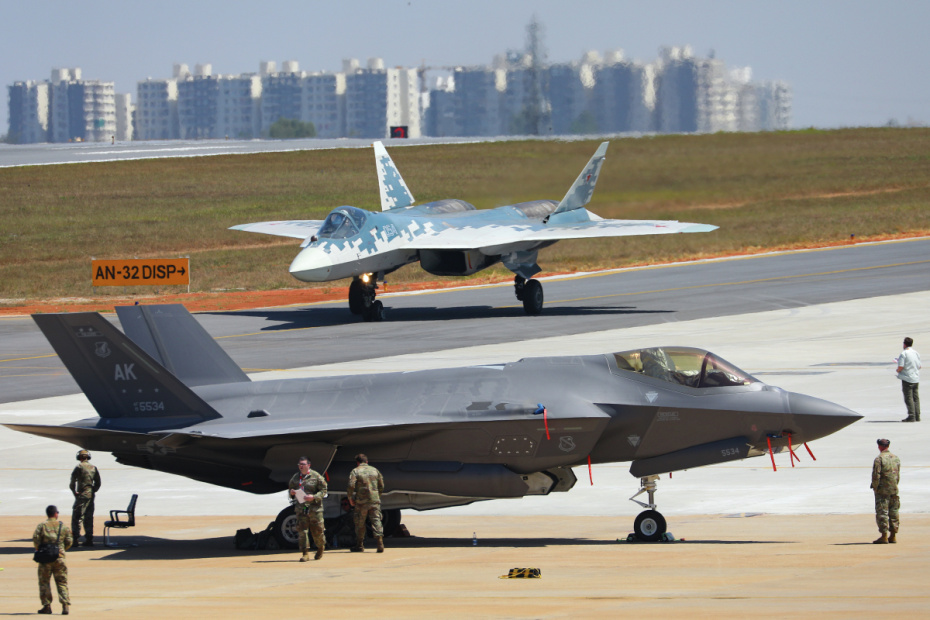 Истребитель Су-57 (на втором плане) и истребитель-бомбардировщик F-35