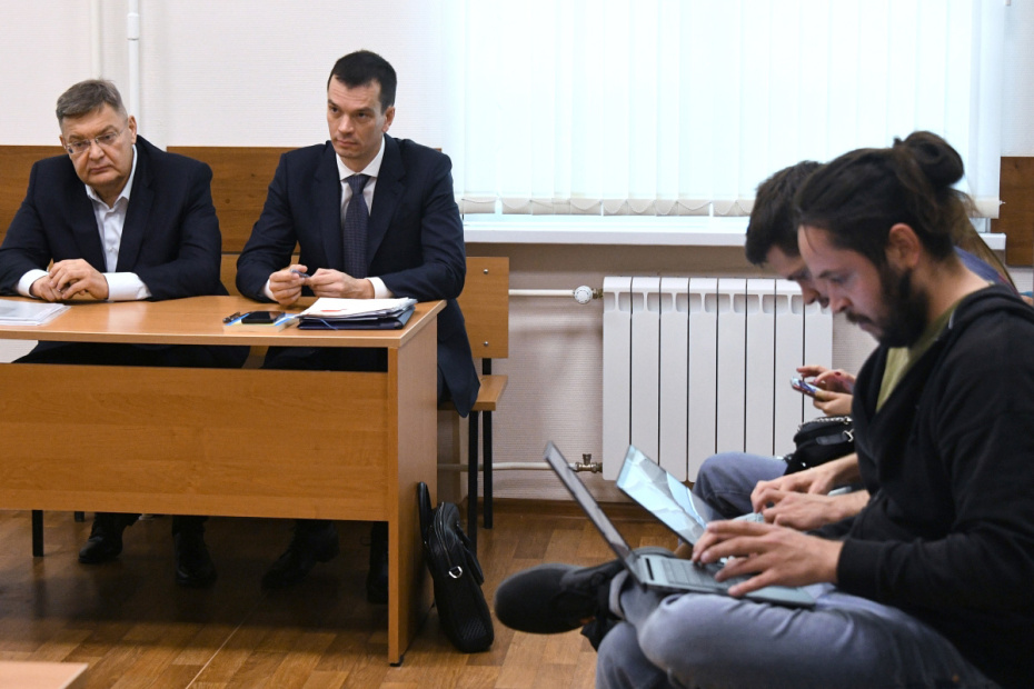 Адвокаты Алишера Усманова Сергей Попов и Владимир Усенко (слева направо) на заседании по делу о расторжении брака с Ириной Винер в судебном участке № 205 района Крылатское в Москве