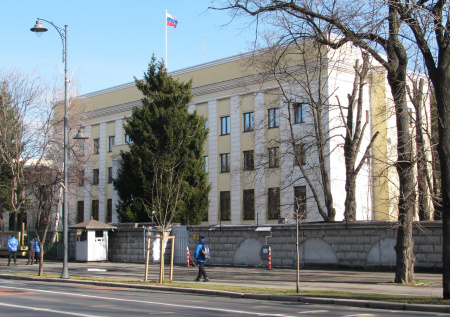 В европейском городе пытались протаранить ворота посольства России