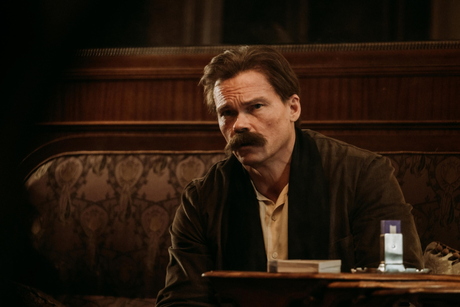Евгений Смирнов-Иваницкий в роли Максима Горького в сериале «Хроники русской революции»