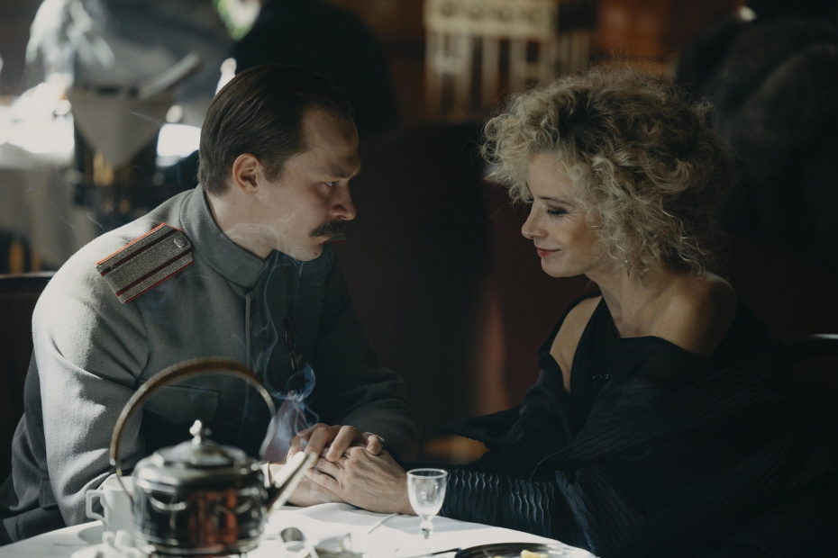 Юра Борисов и Юлия Высоцкая в сериале «Хроники русской революции»