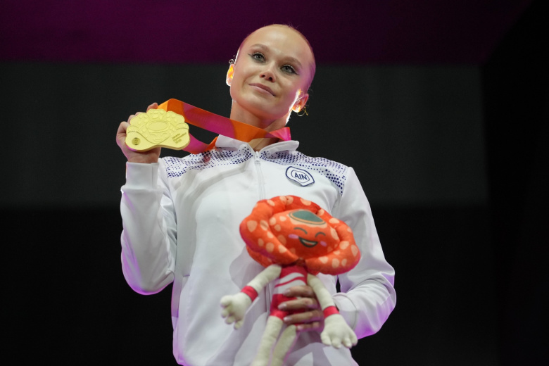 Ангелина Мельникова во время церемонии награждения победителей в индивидуальном многоборье среди женщин на чемпионате мира по спортивной гимнастике