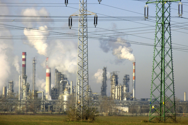 Нефтеперерабатывающий завод Slovnaft недалеко от Братиславы