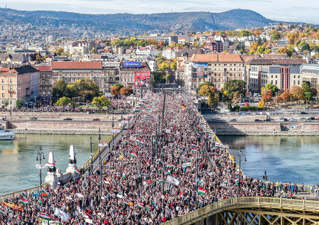 Десятки тысяч человек провели митинг в Будапеште
