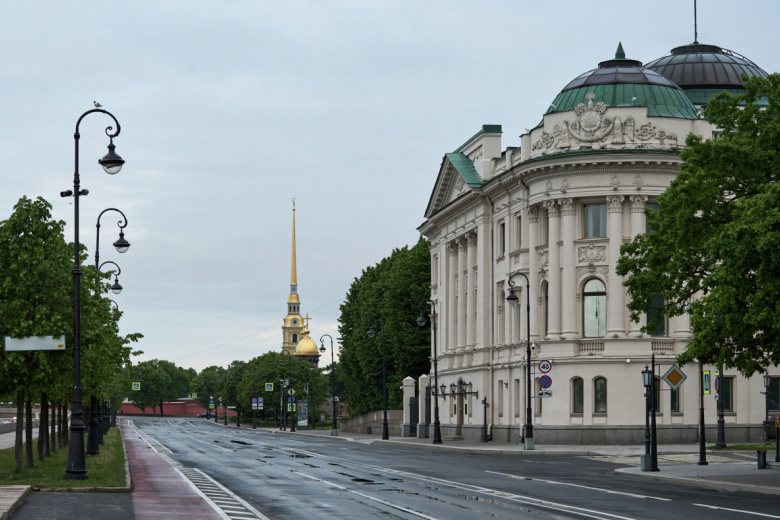 Вид на Петровскую набережную