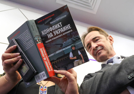 Захарова пообещала отправить сбежавшей из России Пугачевой одну книгу
