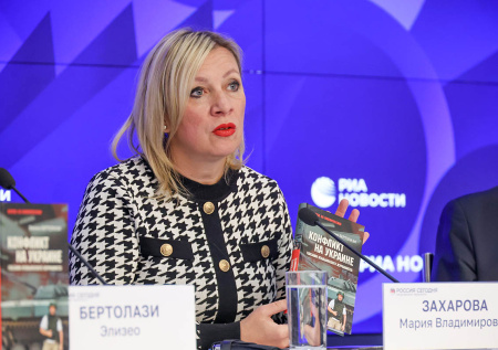 Захарова пообещала отправить сбежавшей из России Пугачевой одну книгу