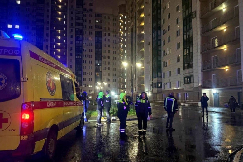 Оперативные службы у жилого дома, поврежденного в результате атаки БПЛА со стороны ВСУ в Красногорске. Дрон залетел в квартиру на 14-м этаже. Пострадали пять человек, в том числе ребенок