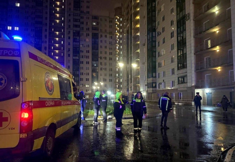 Оперативные службы у жилого дома, поврежденного в результате атаки БПЛА со стороны ВСУ в Красногорске. Дрон залетел в квартиру на 14-м этаже. Пострадали пять человек, в том числе ребенок