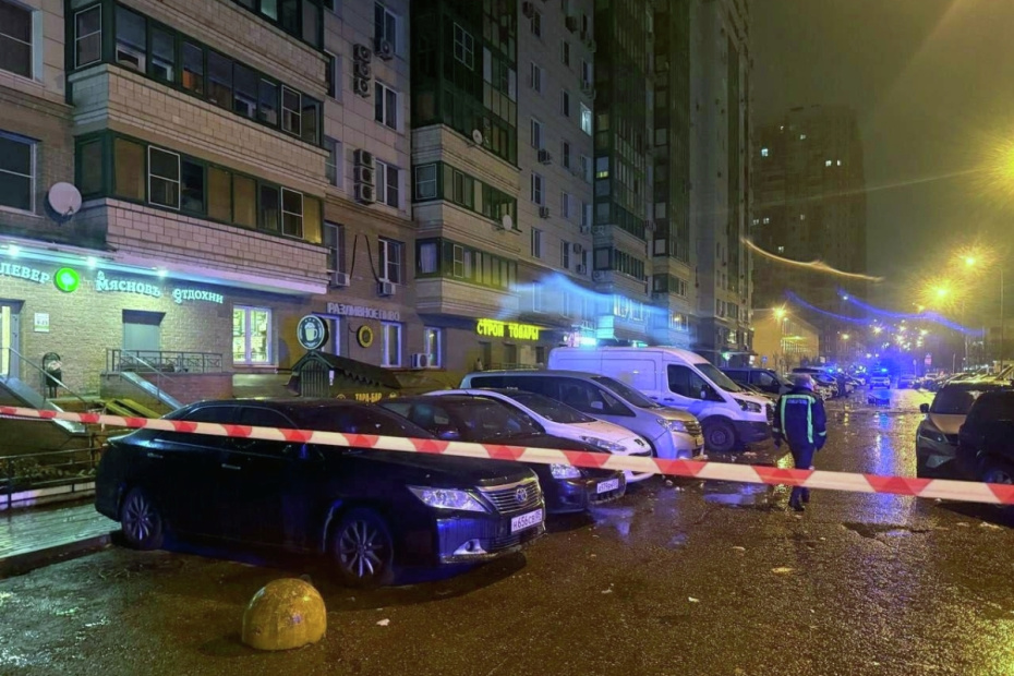 Оперативные службы у жилого дома, поврежденного в результате атаки БПЛА со стороны ВСУ в Красногорске. Дрон залетел в квартиру на 14-м этаже. Пострадали пять человек, в том числе ребенок