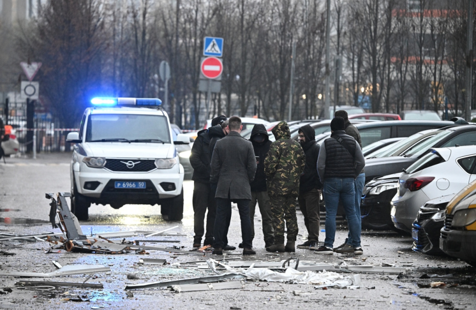 Оперативные службы у жилого дома, поврежденного в результате атаки БПЛА со стороны ВСУ в Красногорске. Дрон залетел в квартиру на 14-м этаже. Пострадали пять человек, в том числе ребенок