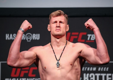 Российский тяжеловес победил бразильца на турнире UFC