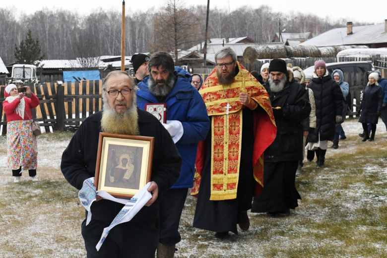 Прихожане и священнослужители во время крестного хода по случаю престольного праздника святой великомученицы Параскевы Пятницы