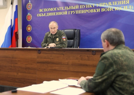 Путин поздравил российские войска с окружением ключевых городов в зоне СВО