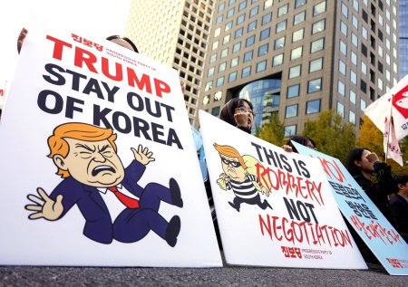 В Сеуле люди вышли на улице с портретами Трампа и флагами США