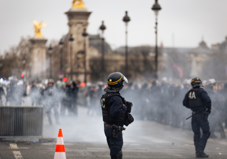 Французские власти вооружатся гранатометами против собственных граждан