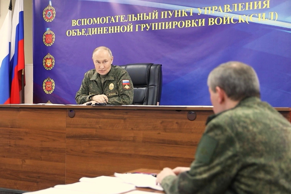 Владимир Путин во время совещания с начальником Генштаба ВС РФ Валерием Герасимовым в пункте управления объединенной группировки войск