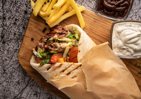 Калорийная бомба или полезный перекус: врач вынесла приговор шаурме