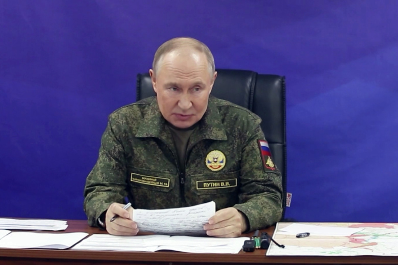 Президент РФ, верховный главнокомандующий ВС РФ Владимир Путин проводит совещание с начальником Генерального штаба ВС РФ Валерием Герасимовым и командующими группировками