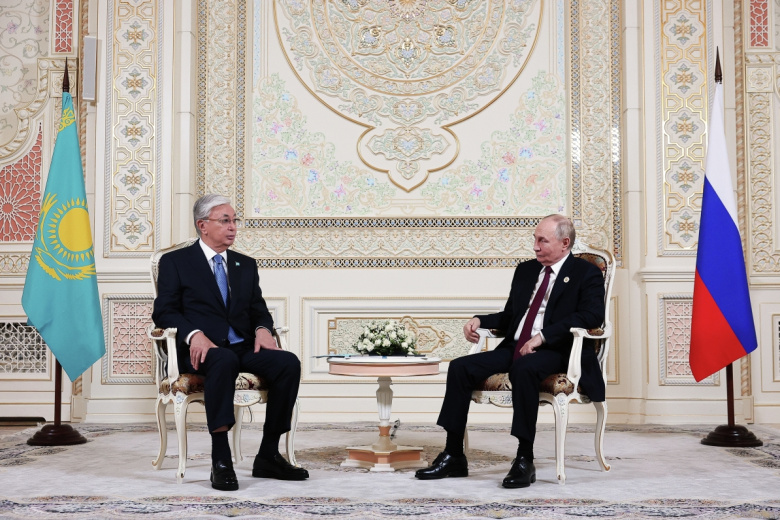 Президент РФ Владимир Путин и президент Казахстана Касым-Жомарт Токаев (слева)
