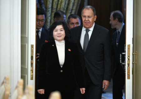 Лавров вручил букет главе МИД КНДР