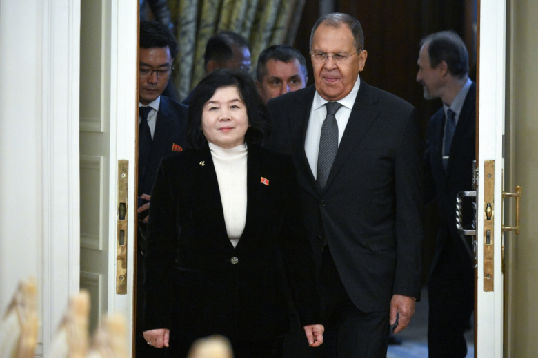 Министр иностранных дел РФ Сергей Лавров и министр иностранных дел КНДР Сон Хи Цой во время встречи в Москве